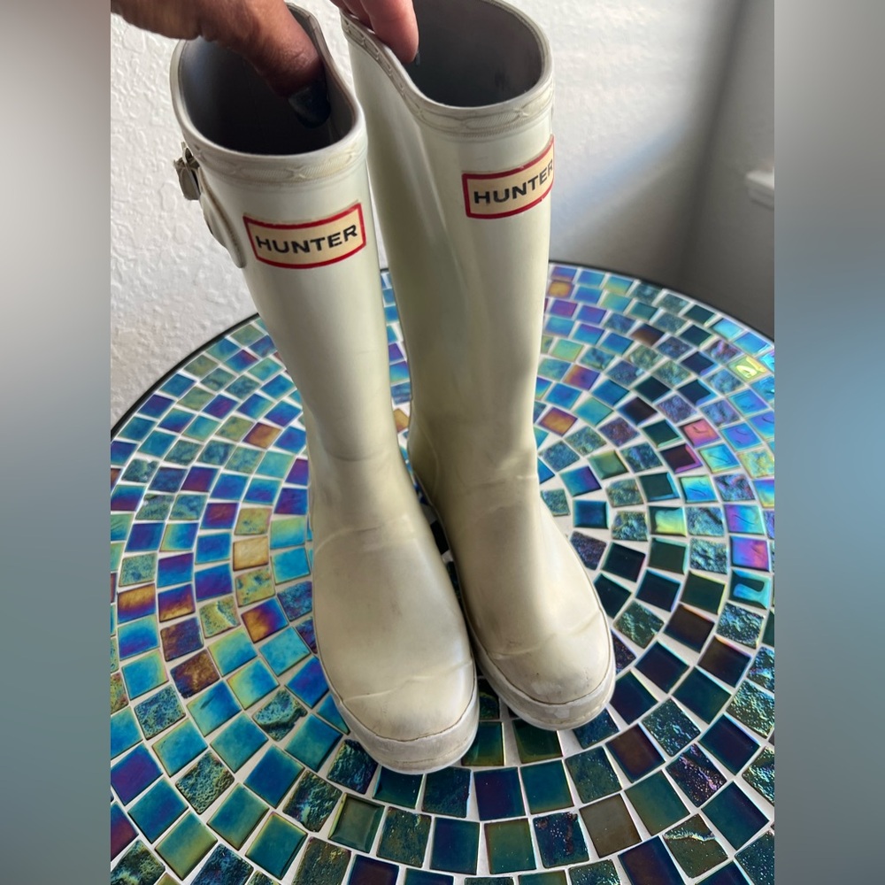 Hunter Original kids gloss tall rain boots in Ivory.